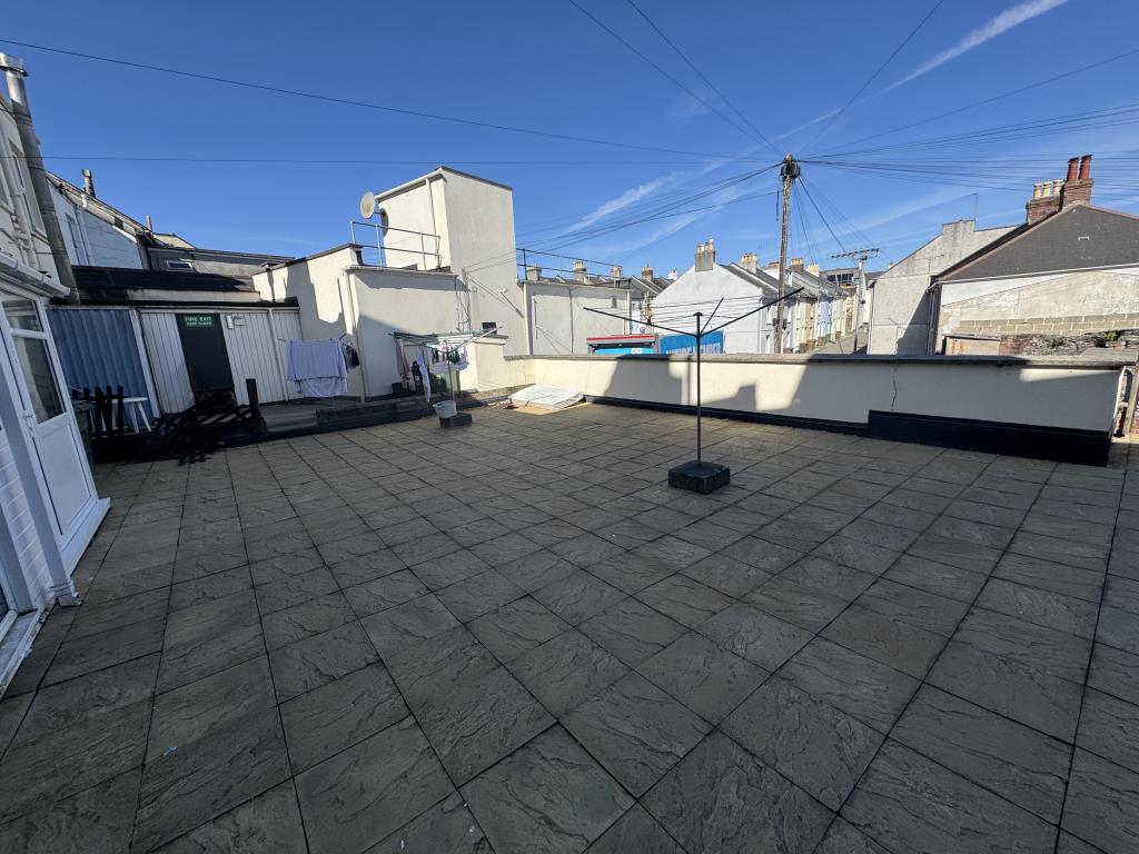 Lot: 14 - RESIDENTIAL INVESTMENT OPPORTUNITY - Outside Space